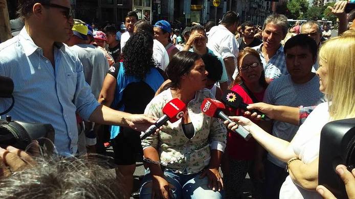 Photo of Trabajadores informales de Once se encadenan y levantan parcialmente el corte sobre Pueyrredón
