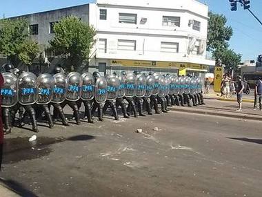 Photo of Reprimen a trabajadores gráficos de ARG-Clarín mientras sus representantes gremiales están reunidos en Trabajo