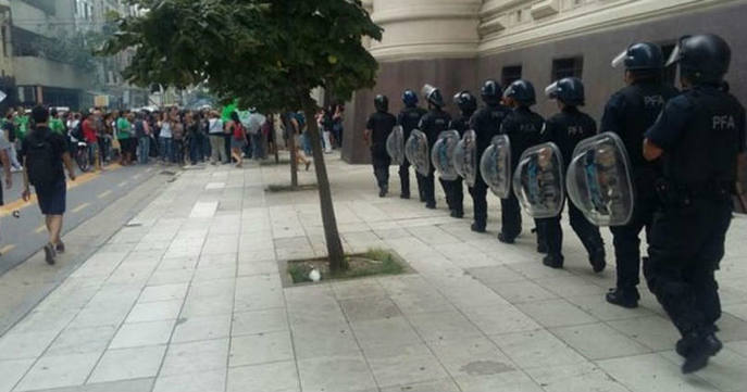 Photo of Mujeres peronistas repudian la represión en el ministerio de Educación