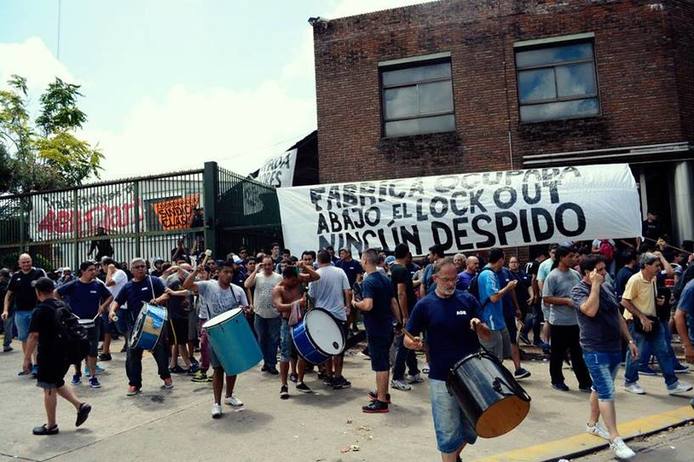 Photo of Video. Trabajadores de AGR-Clarín siguen con la toma y denuncian amenazas