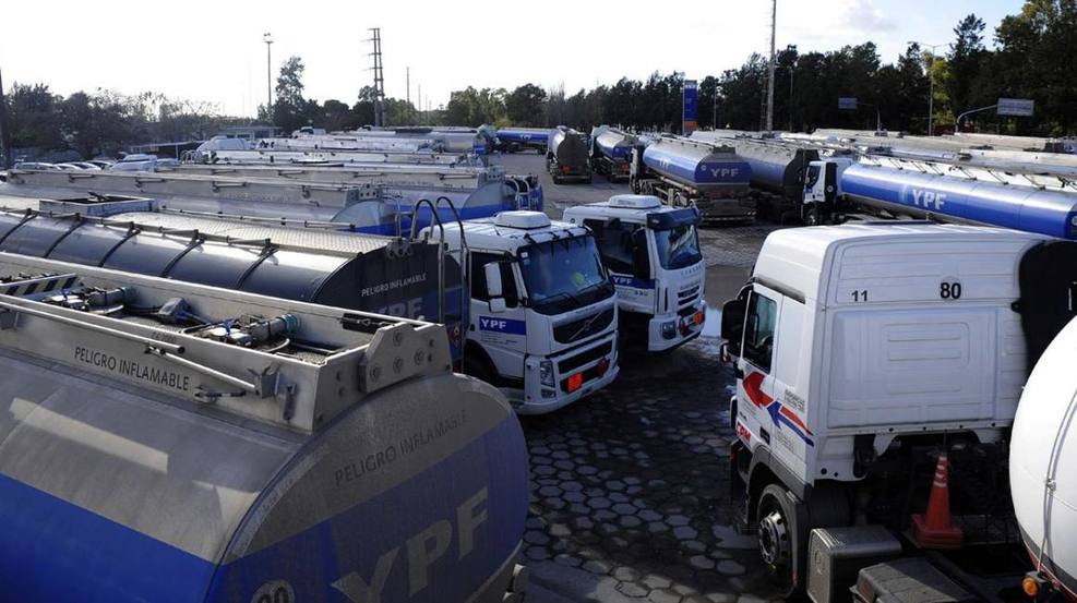 Photo of Camioneros de YPF Neuquén lanzan paro por tiempo indeterminado y Bancarios en pie de lucha