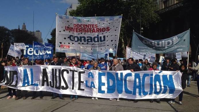 Photo of Se suman al paro: El Gobierno nacional ofreció «ajustar mensualmente por inflación» el salario de docentes universitarios