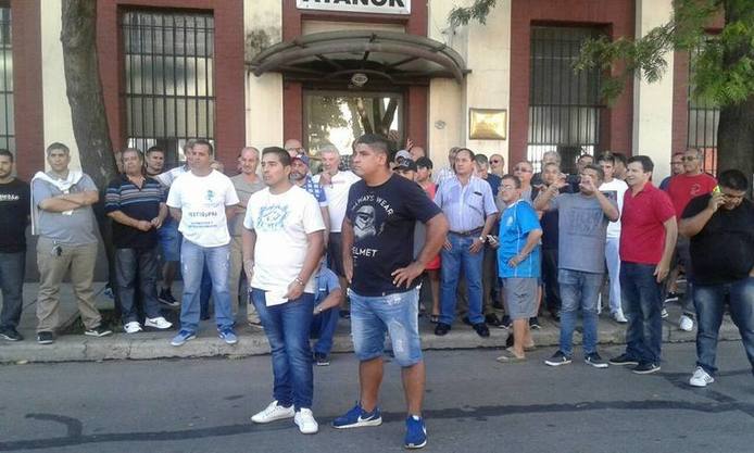 Photo of Sin previo aviso Atanor despidió a 160 trabajadores de sus plantas de Munro y Baradero