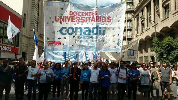Photo of La Plata: Maestros instalan «Carpa por la Dignidad Docente» tras nueva burla paritaria ofrecida por Vidal