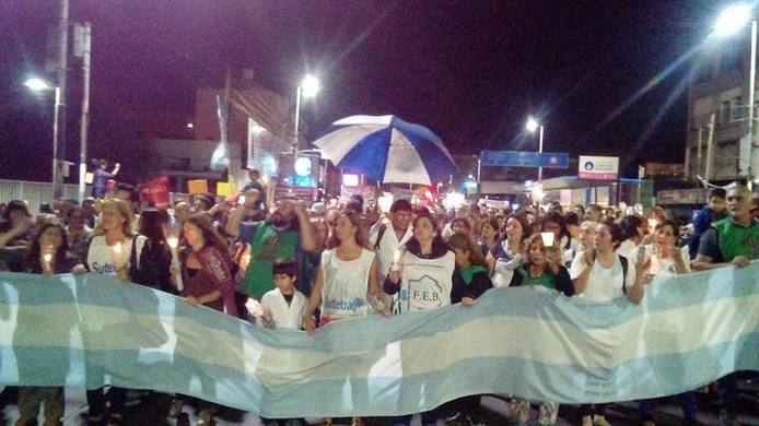 Photo of Video. Más de 4 mil maestros y vecinos participaron de la marcha de antorchas en Lanús