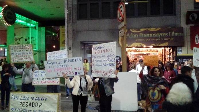 Photo of «Noche de las Librerías»: Editores y libreros protestaron por la crítica situación de la industria editorial