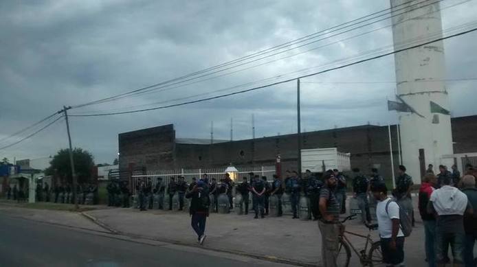Photo of Inminente desalojo: 600 policías impiden ingreso de trabajadores en planta recuperada de Merlo