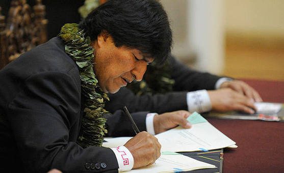 Photo of Evo Morales promulga Ley General de la Coca que “entierra” la 1008