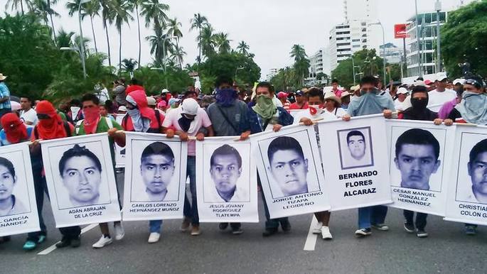 Photo of Padres de los 43 toman una gasolinera de la Ciudad de México exigiendo justicia