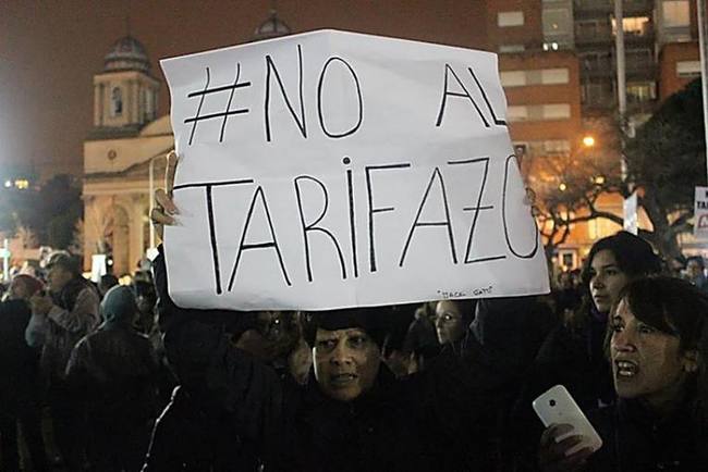 Photo of Morón: Los vecinos siguen firmando contra el «tarifazo»