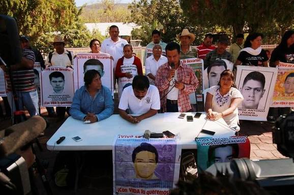 Photo of Mèxico: Padres de los 43 de Ayotzinapa inician acampe indefinido ante sede de Fiscalía