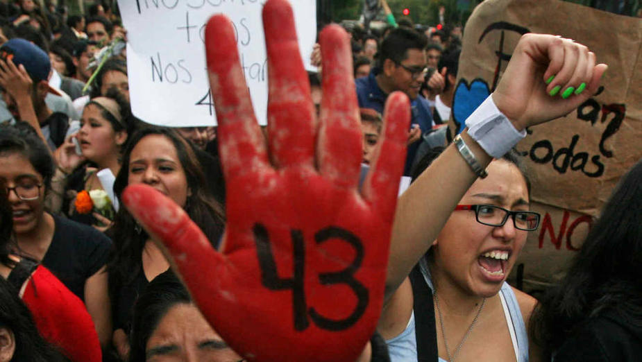 Photo of México: La policía reprime a padres y madres de los 43 de Ayotzinapa