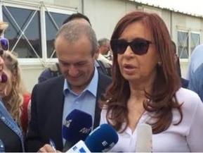 Photo of CFK visitó un centro de refugiados en Atenas: «Es una tragedia humanitaria pocas veces vista»