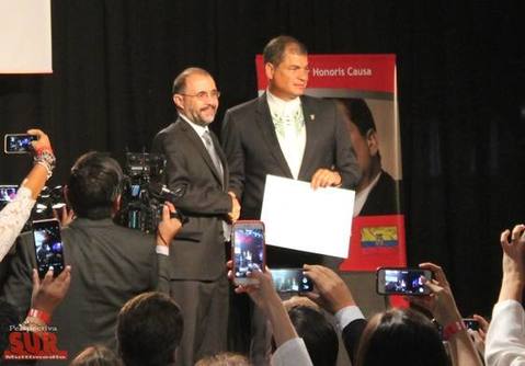 Photo of Video. Rafael Correa recibió el Doctorado Honoris Causa en la UNQUI