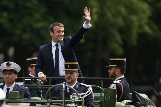 Photo of Macron cumple primer acto como presidente francés en Arco de Triunfo
