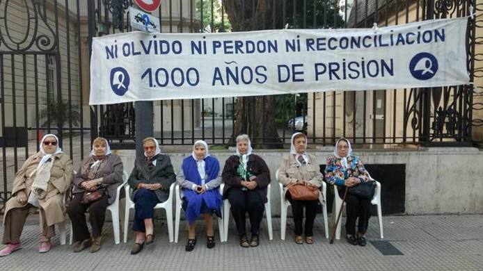 Photo of Madres de la Plaza protestan frente al Episcopado y convocan a conferencia de prensa en Plaza de Mayo