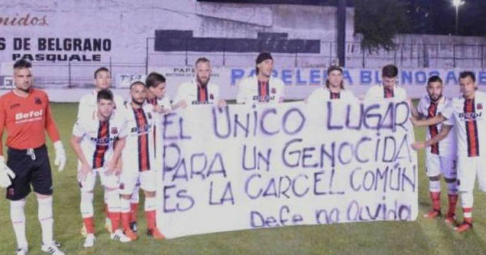 Photo of Defensores de Belgrano salió a la cancha con una bandera que pide memoria