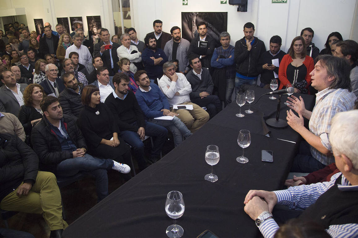 Photo of Máximo Kirchner con concejales del FpV: «Frente al ajuste, el silencio no es nuestro idioma»