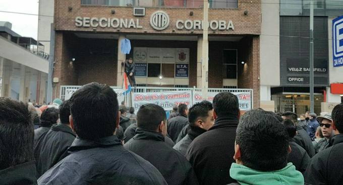 Photo of Córdoba: Por octavo día continúa el paro de transporte y se prepara un paro provincial