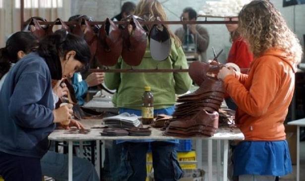 Photo of Coronel Suárez: La fábrica de calzado Dass suspenderá a 500 trabajadores