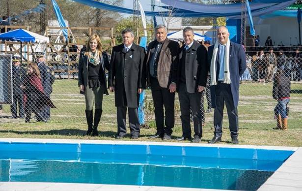 Photo of Chaco: El gobernador dejó inaugurado el complejo natatorio de Charadai