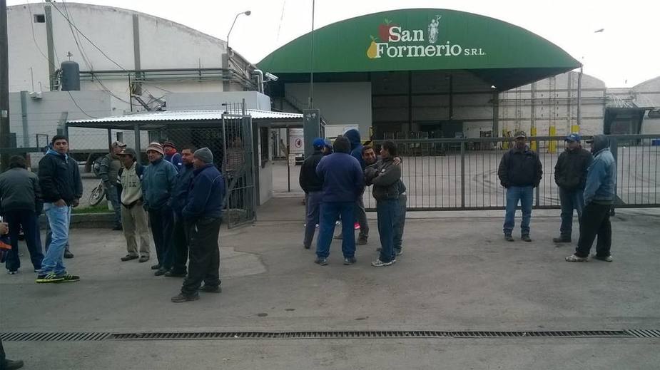 Photo of Gral. Roca: Una empresa ofrece pagar los sueldos con manzanas y tractores