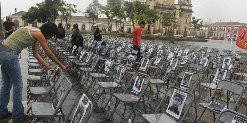 Photo of Sillas vacías, símbolos en el Día Nacional Contra la Desaparición Forzada en Guatemala