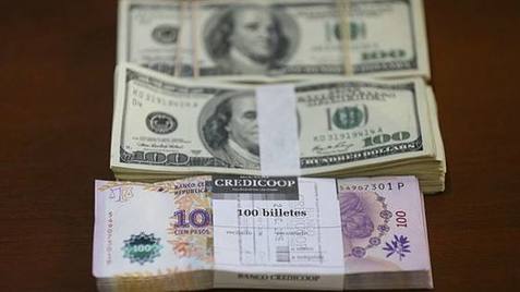 Photo of Devaluación encubierta: El dólar rozó los 18 pesos