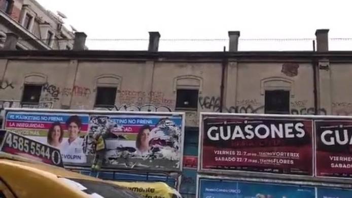 Photo of Video: Empleados del Gobierno de la Ciudad arrancan afiches de la oposición