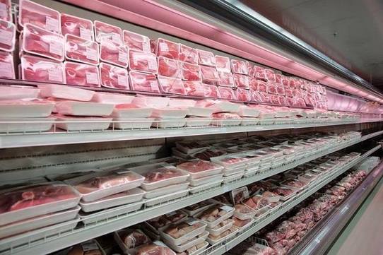 Photo of Ante la caída del consumo, los supermercados ofrecen carne «larga vida»