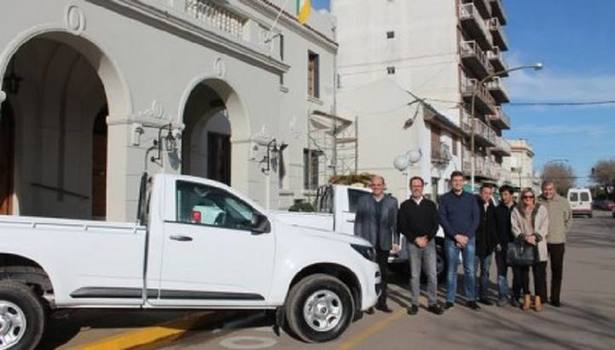 Photo of Casares: Llegaron las camionetas 4×4 para ser convertidas en ambulancias