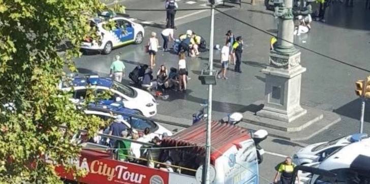 Photo of Videos:  Una camioneta atropelló y matò a varias personas en Barcelona