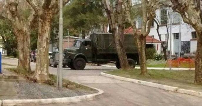 Photo of Provocación del Gobierno: camiones del ejército entraron a la ExEsma con oficiales armados