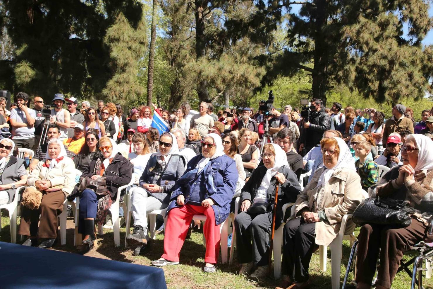 Photo of Madres de Plaza de Mayo conmemoraron los 40 años de su 1° asamlea en el Parque Pereyra