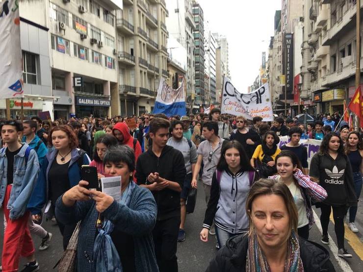 Photo of Estudiantes secundarios marcharon al Ministerio de Educación en rechazo a la reforma educativa