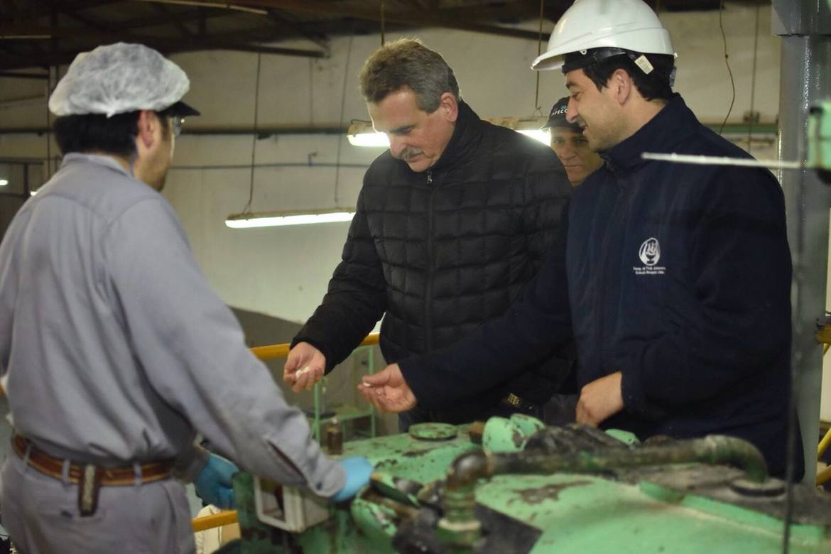 Photo of Rossi junto a trabajadores en el departamento San Martín