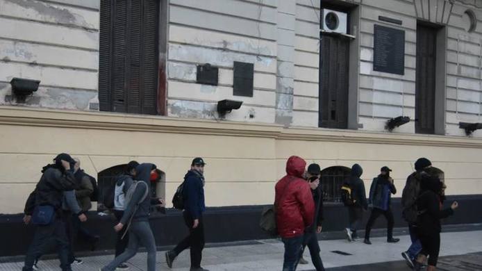 Photo of Atacan la Legislatura Porteña tras marcha por López y Maldonado: ¿Servicios o Lúmpenes?