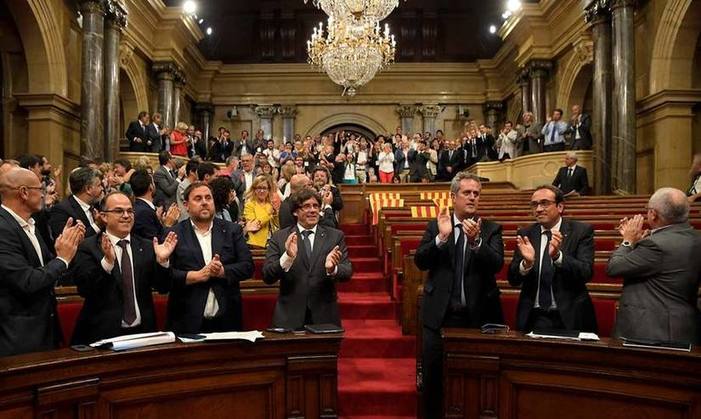 Photo of Cataluña: El Parlamento aprueba la Ley que dará cobertura al referéndum del 1 Octubre
