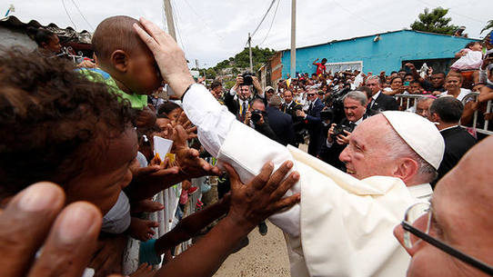 Photo of Video:  El papa Francisco se golpea el rostro en el papamóvil durante el recorrido por Cartagena