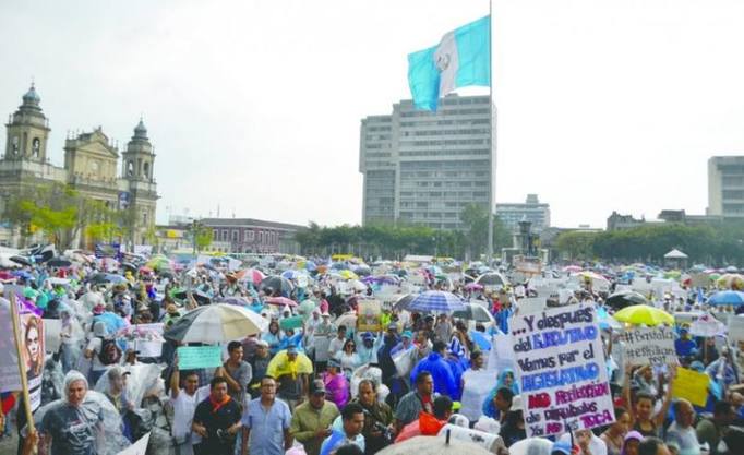 Photo of Guatemala: Multitudinaria movilización exige la renuncia del presidente y de 107 diputados