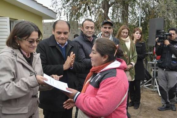 Photo of Catamarca: Lucía Corpacci entregó viviendas para otras 40 familias en Valle Chico