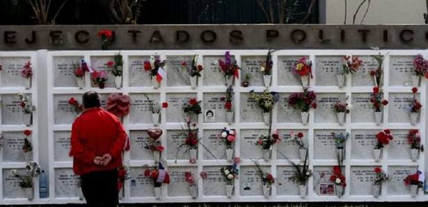 Photo of La Universidad de Chile entrega títulos a familiares de víctimas desaparecidos por la dictadura