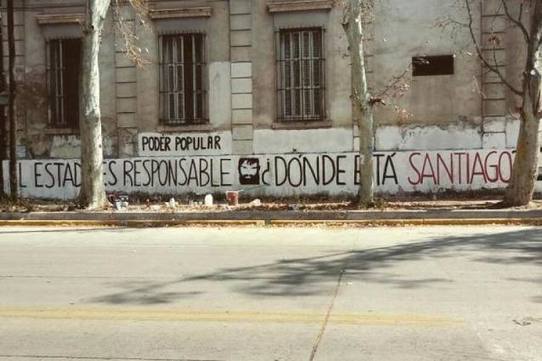 Photo of Mendoza: Policías obligaron a borrar un mural que pedía por  Santiago Maldonado