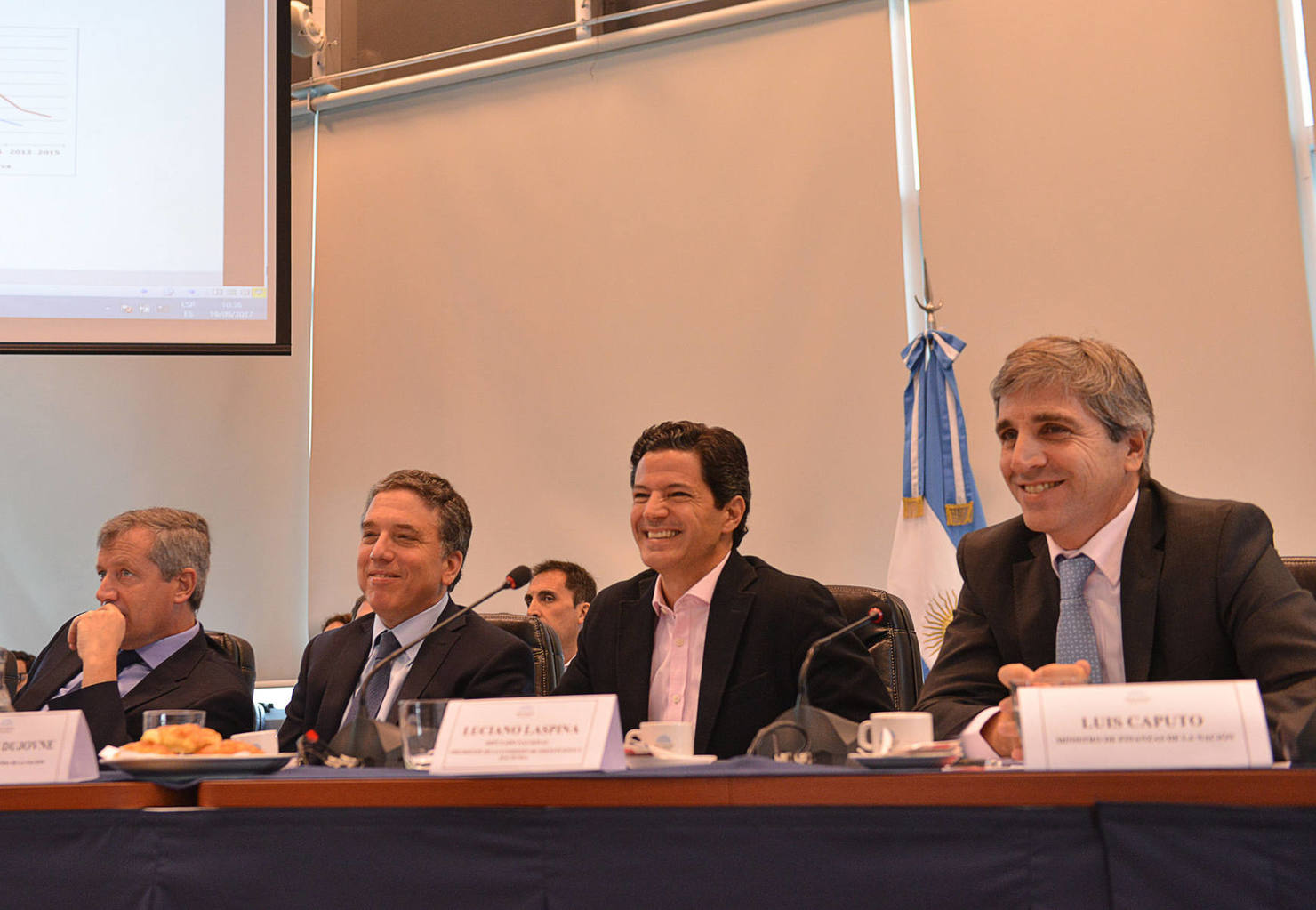 Photo of El Gobierno vuelve a endeudar al país en otros U$S 800 millones