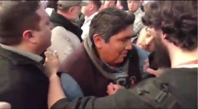 Photo of Custodios de Macri atacan a un hombre que preguntó por los Mapuches