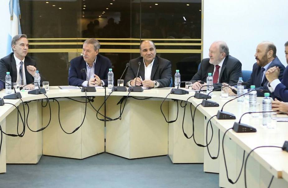 Photo of El gobernador Insfran en reunión  donde la  coparticipación federal fue centro de análisis