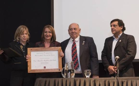 Photo of La Universidad Nacional de Lanús premió a Gils Carbó con el título de profesora honoraria
