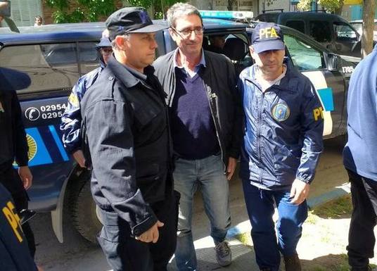 Photo of El docente Aníbal Prina declaró que no arrojó los huevos al auto de  Macri