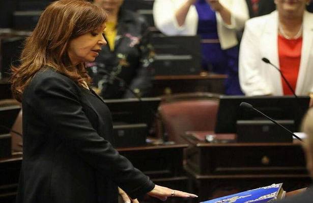 Photo of Cristina Fernández de Kirchner juró como senadora: ovación y una charla con Bullrich