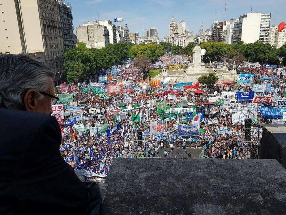 Photo of Más de 200 mil trabajadores colmaron las inmediaciones del Congreso en rechazo al paquete de reformas